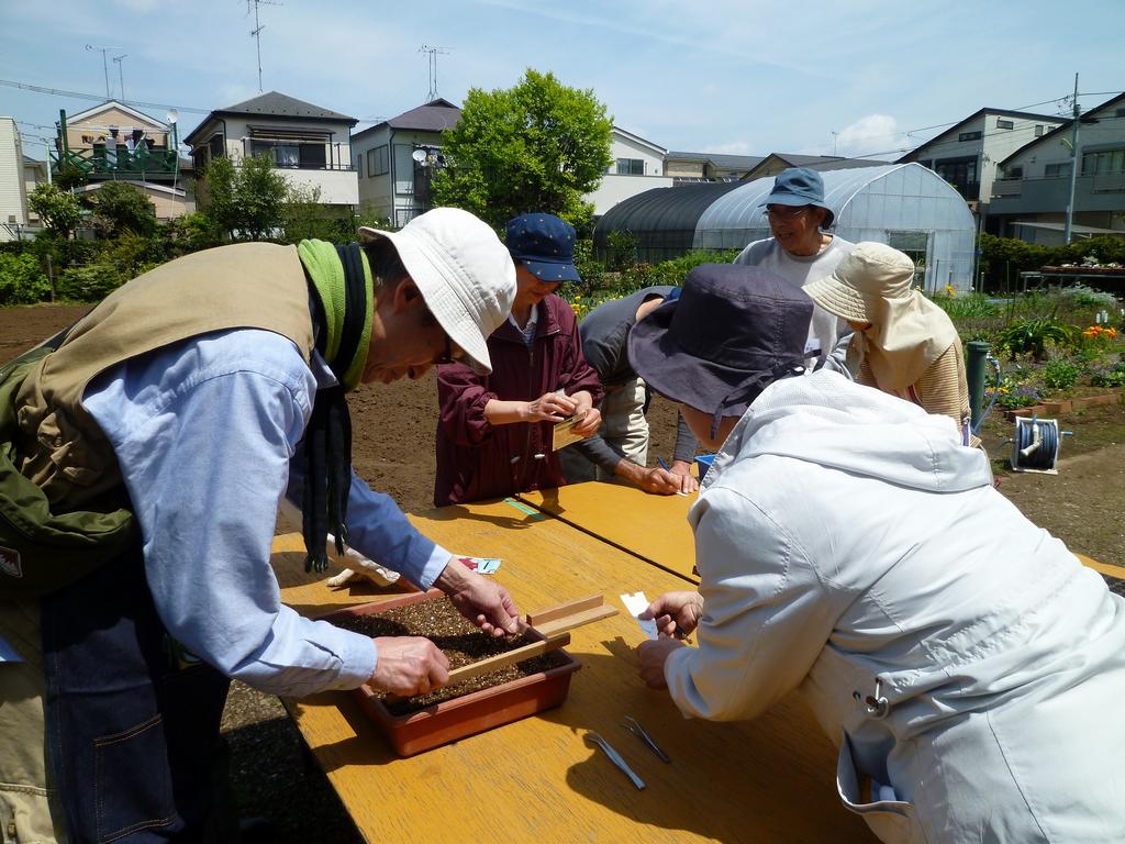 花コース実習（種まき作業）の様子