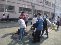 小学生、農経会、中学生ボランティアがかまどの周りに集まっていいます