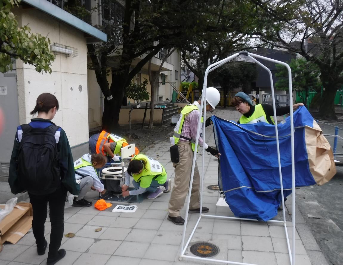 マンホールトイレを組み立てる様子