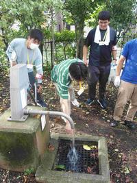 避難訓練学生の様子