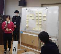 発表する学生