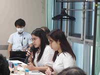 発言する学生(1)