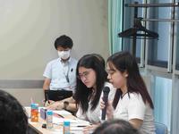 発言する学生(2)
