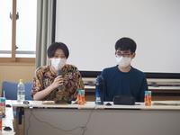 質問する学生(1)