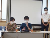 質問する学生(2)