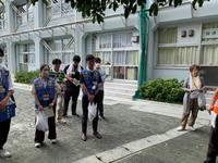 避難者役として町会の説明を聞く様子
