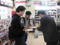 ちらし配布の様子(1)
