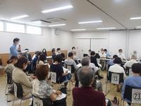 学生が質問する様子の写真(1)
