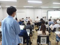 学生が質問する様子の写真(2)