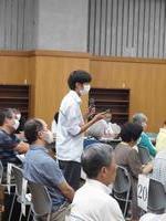 質問する学生の写真