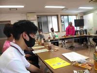 会議に出席する学生の写真