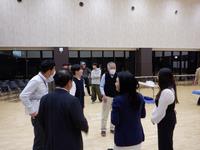 検討する様子
