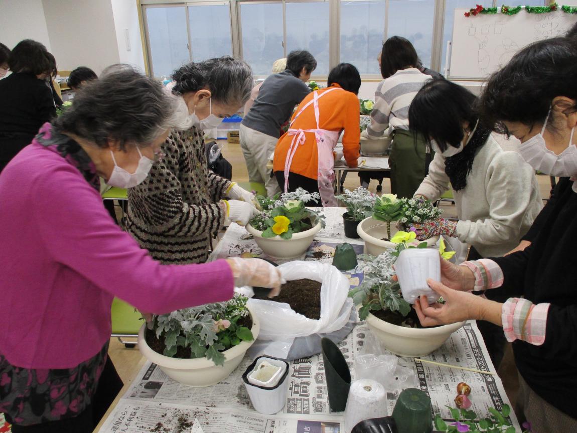 寄せ植えをする様子