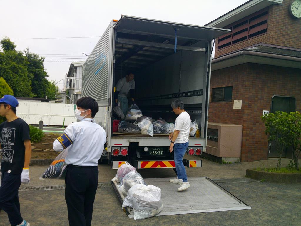画像：せせらぎ公園の回収の様子