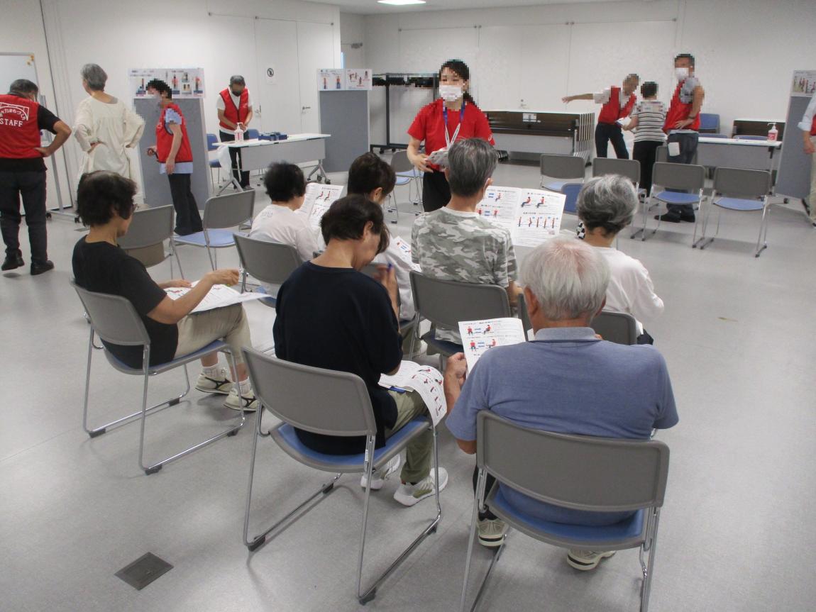 解説を聞く様子