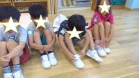 靴の正しい履き方を教えてもらっています