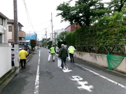 拾っている様子