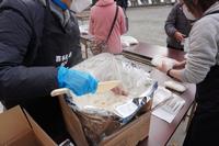 完成した防災食を取り分ける様子