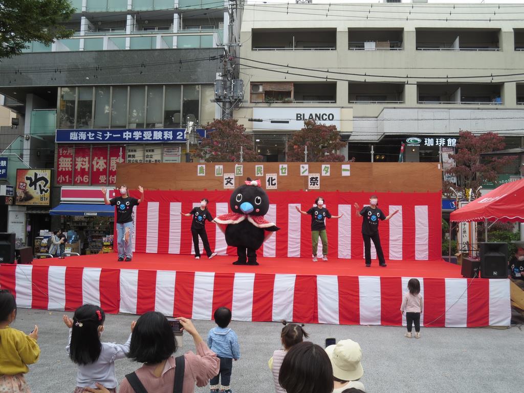 区民センター前広場でからぴょんダンス