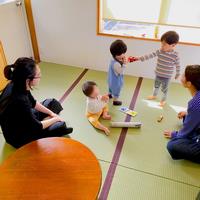 ひろばで遊んでいる様子