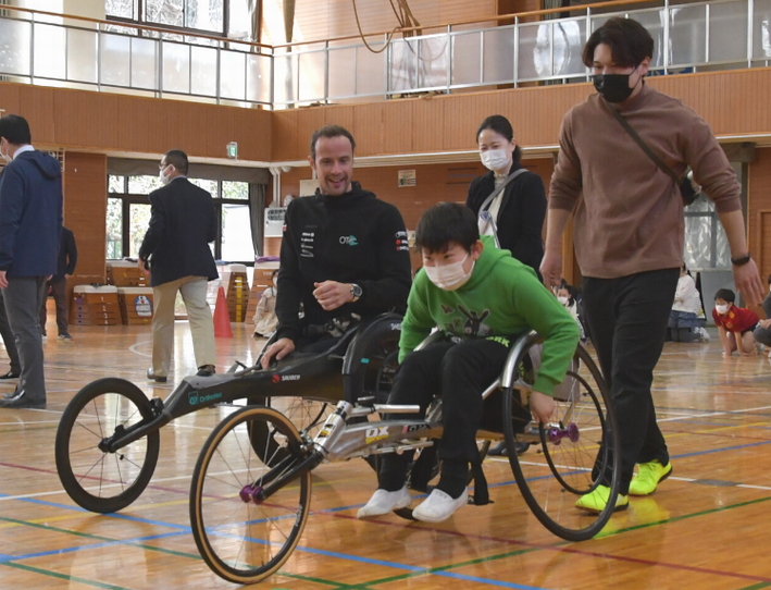 マルセル選手と車いすレーサー体験