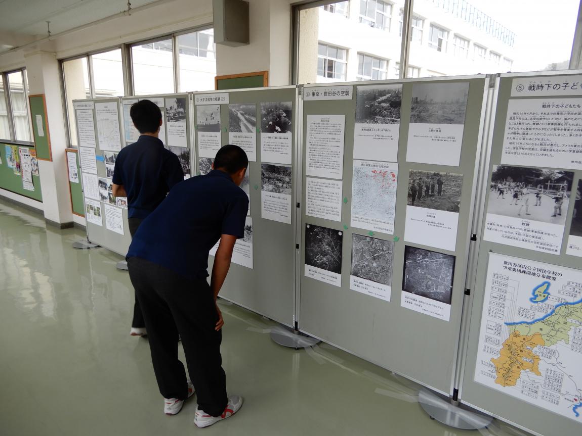 中学校巡回展パネルの様子1