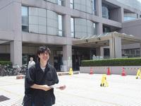 中央図書館を見学する様子