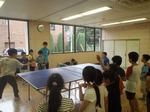 小学生が卓球をしている様子