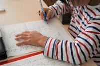 学習をする小学生