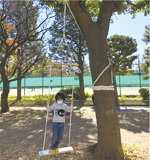 手作りブランコで遊ぶ子ども