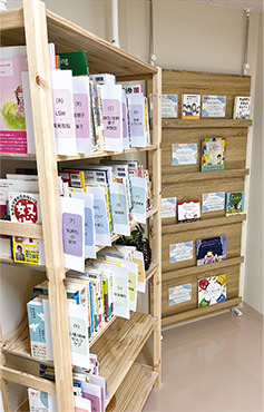 里親や社会的養護にかかわる書籍の貸出を行っています