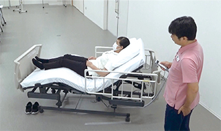 夏休み福祉体験 介護ベッド体験の様子