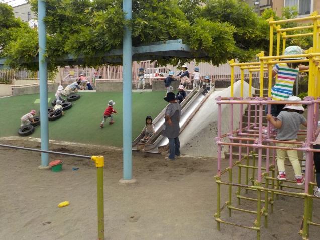 斜面を利用した遊具で遊ぶ子どもたち