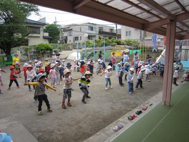体操をする子どもたち