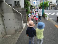 散歩に出かける写真
