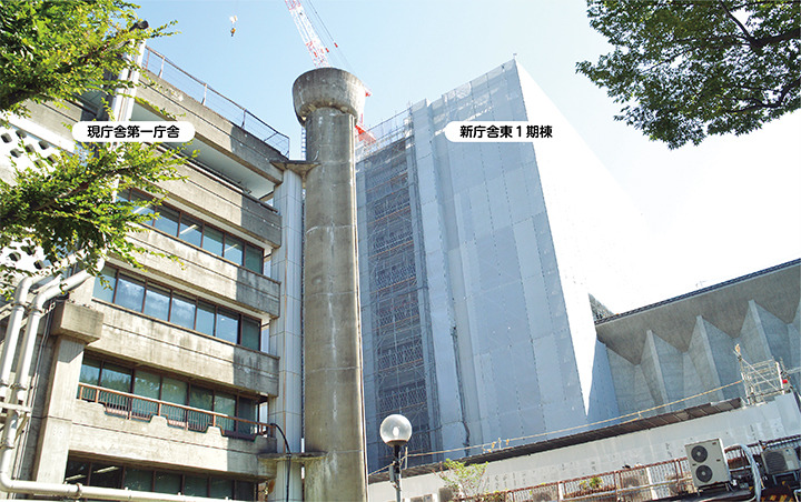 現庁舎と建設中の新庁舎の写真