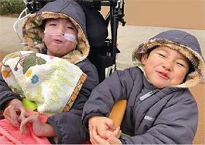 医療的ケア児ときょうだいの写真