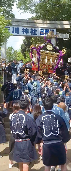 宮入りする上原ズシの御神輿