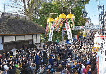 ボロ市 くす玉割りの様子