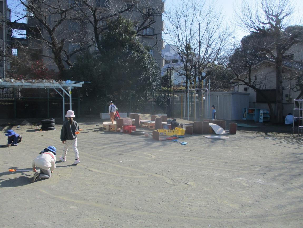 園庭で