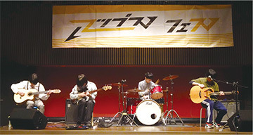 楽器を演奏している若者の写真