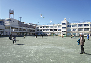 校庭でたこあげをしている様子
