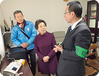 砧町町会と警察が高齢者宅を訪問する様子