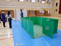 若林小学校にてシンテイ主導のもと間仕切り組み立て訓練の写真