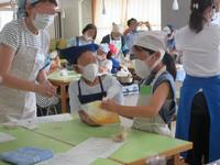 卵をポリ袋に入れて振っている様子