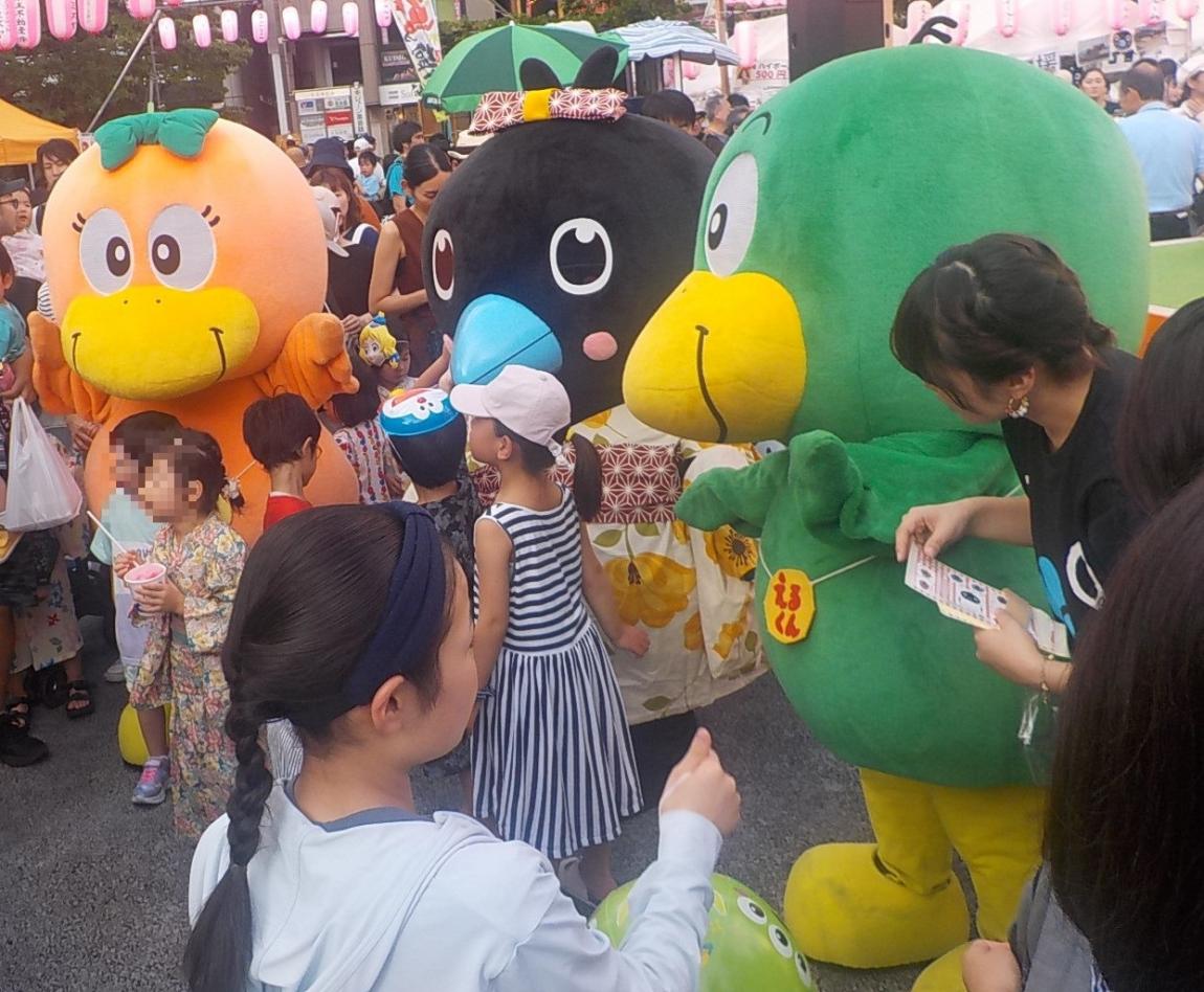 からすやま夏まつり　からぴょん記念撮影