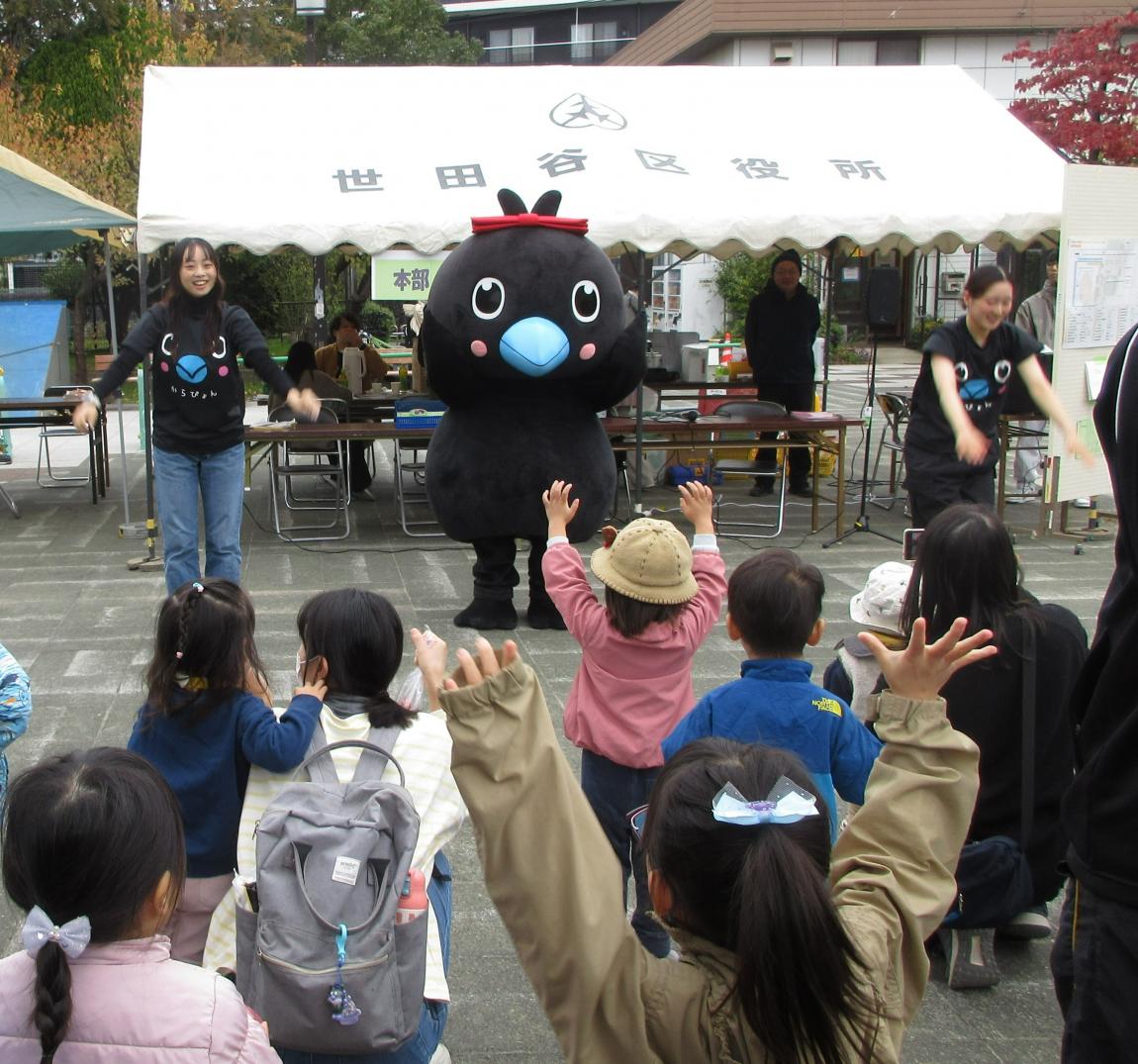 からぴょんダンスの指導（フィールドフェス）