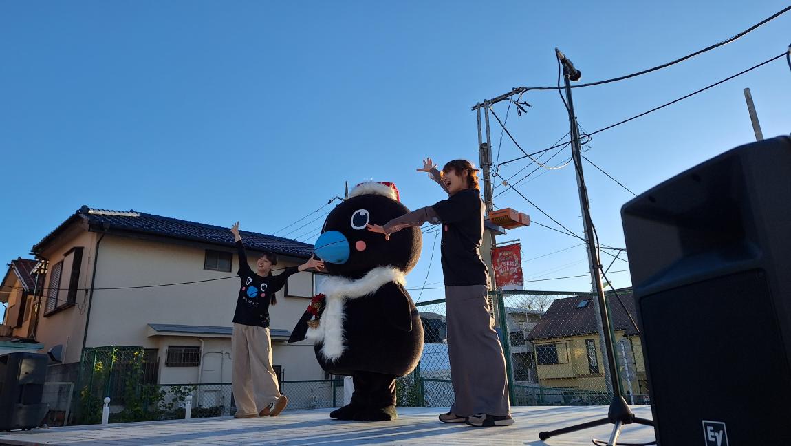 ステージ上で踊るからぴょん