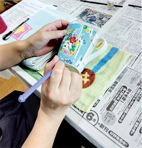 マグカップの金継ぎの様子