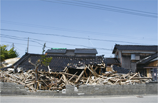 （珠洲市内）倒壊家屋の撤去がいまだに進んでいない状況